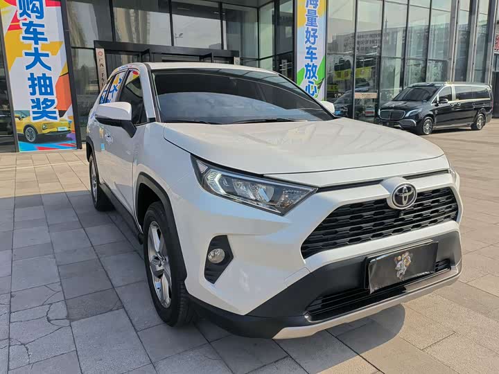 Фото 7 - Toyota RAV4
