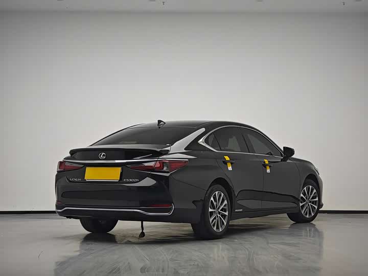 Фото 6 - Lexus ES