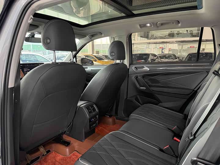 Фото 9 - Volkswagen Tiguan L Pro