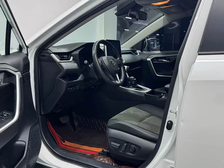 Фото 4 - Toyota RAV4