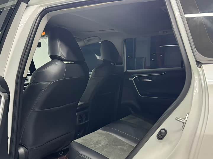 Фото 6 - Toyota RAV4