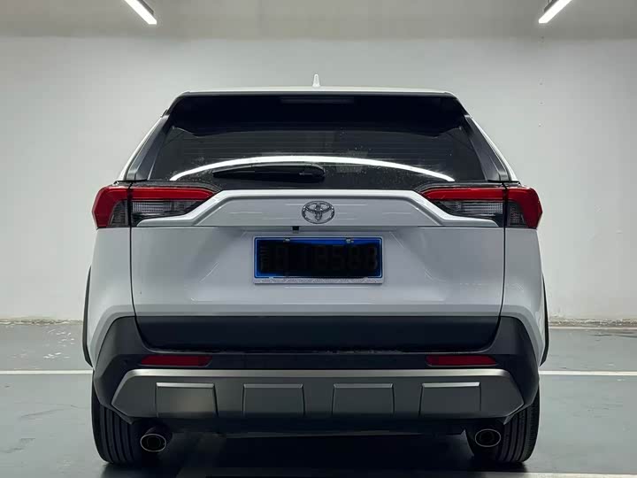 Фото 8 - Toyota RAV4