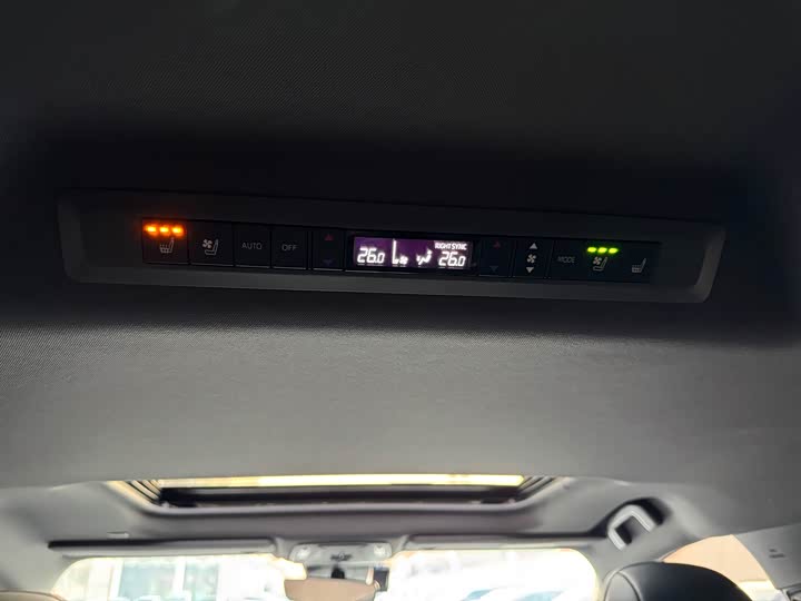 Фото 7 - Toyota Sienna