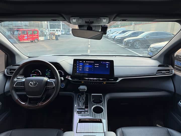 Фото 8 - Toyota Sienna