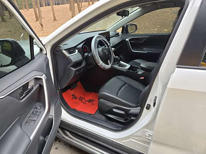 Фото 4 - Toyota RAV4