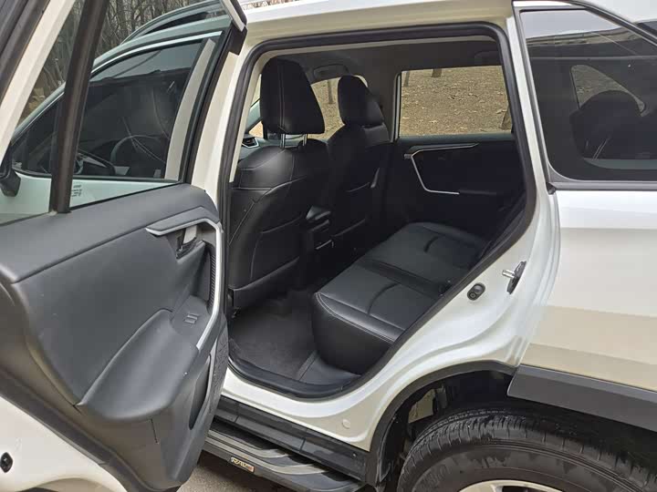 Фото 6 - Toyota RAV4