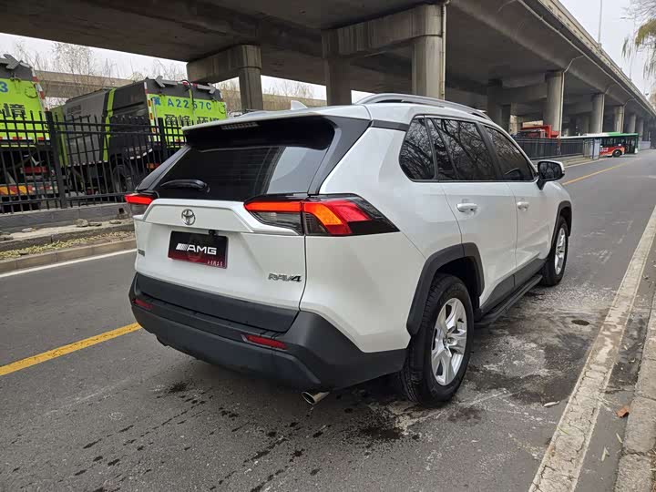 Фото 7 - Toyota RAV4
