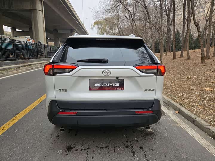 Фото 8 - Toyota RAV4