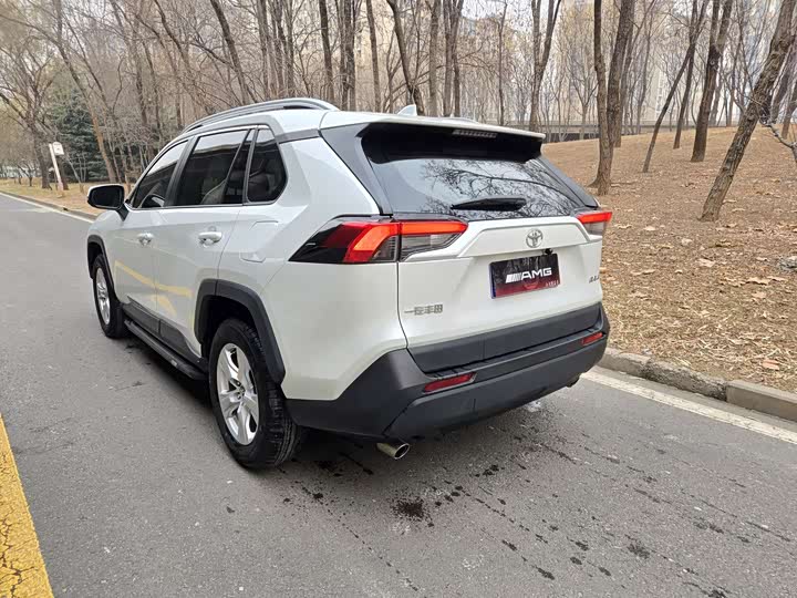 Фото 9 - Toyota RAV4