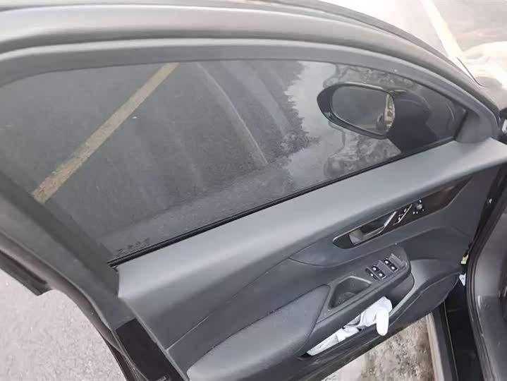 Фото 7 - Hongqi E-QM5