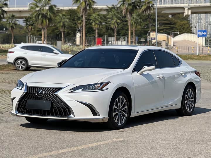 Фото 1 - Lexus ES