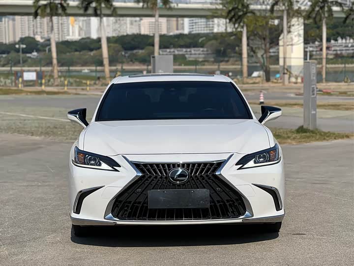 Фото 2 - Lexus ES