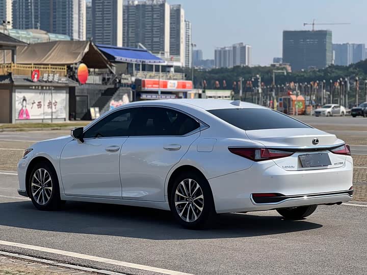 Фото 5 - Lexus ES