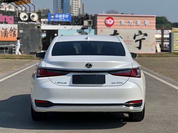 Фото 6 - Lexus ES