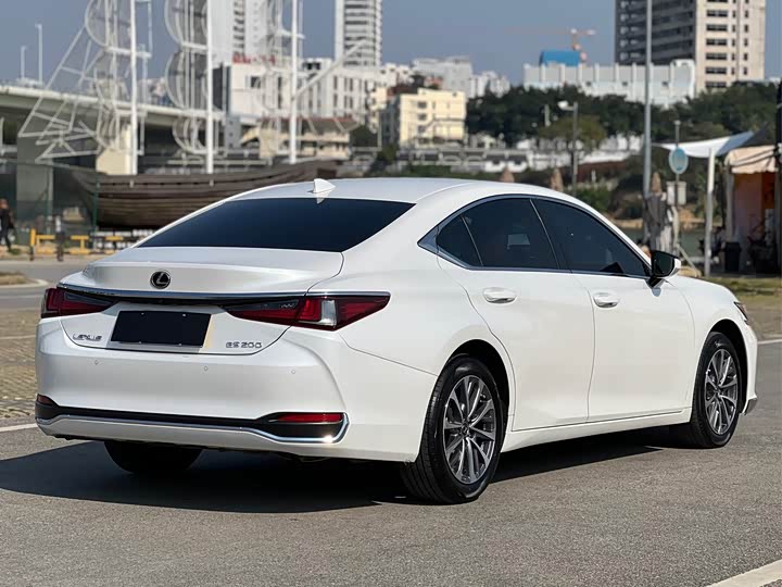 Фото 7 - Lexus ES