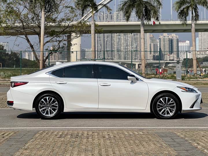 Фото 8 - Lexus ES