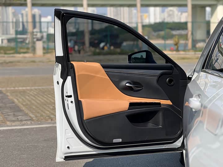 Фото 9 - Lexus ES