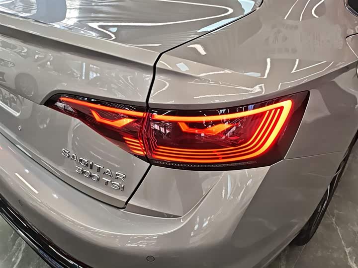 Фото 8 - Volkswagen Sagitar L