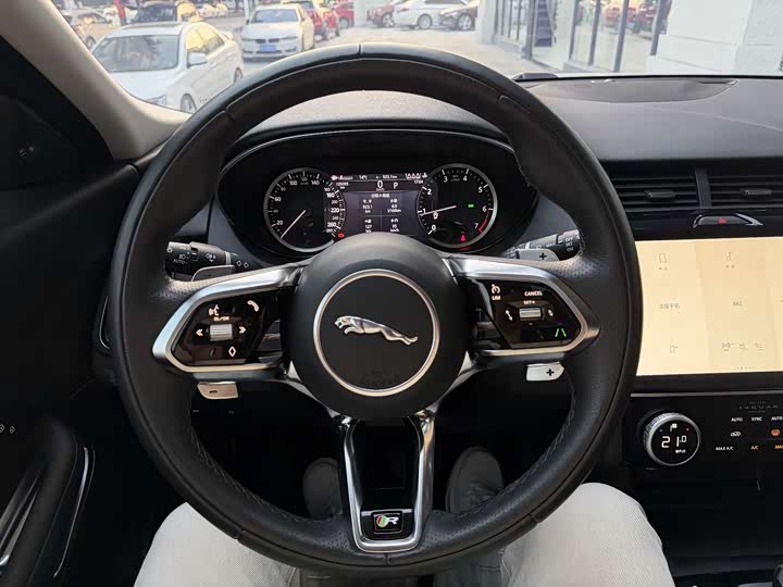 Фото 6 - Jaguar E-Pace