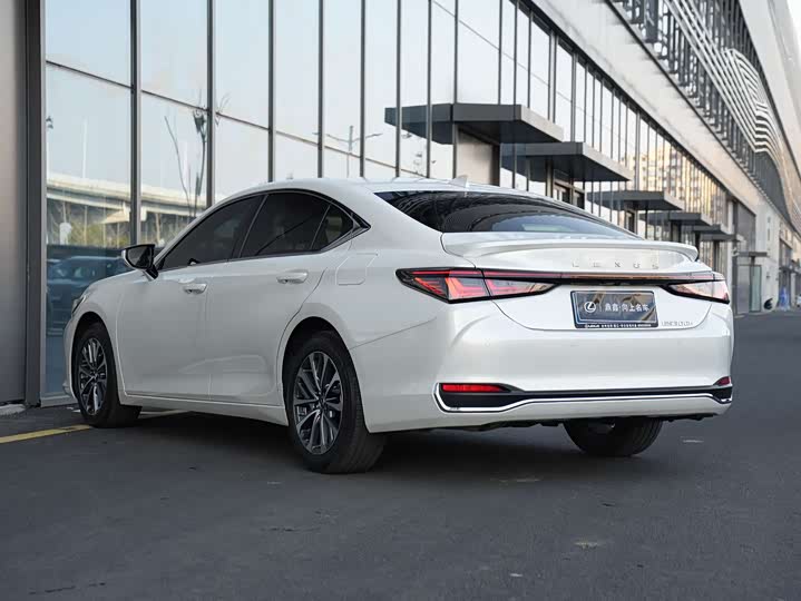 Фото 4 - Lexus ES