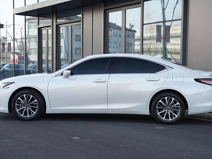 Фото 5 - Lexus ES