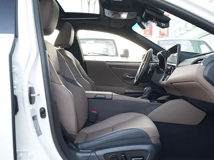 Фото 9 - Lexus ES