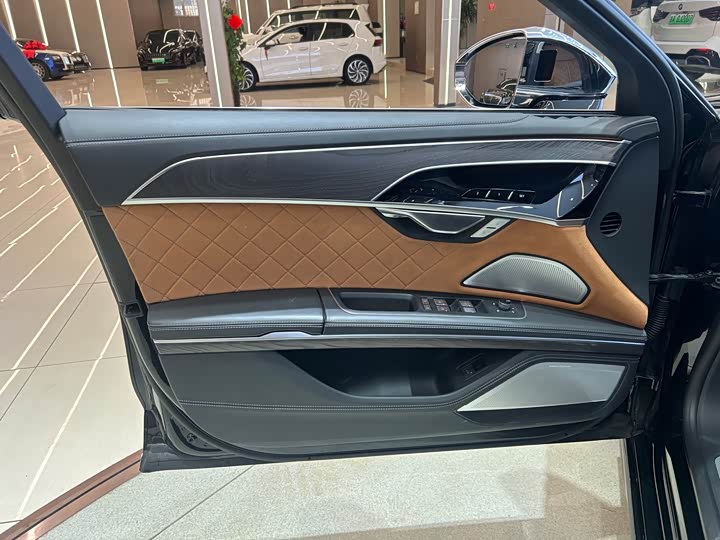 Фото 7 - Audi A8