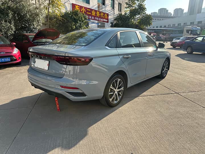 Фото 9 - Geely Emgrand