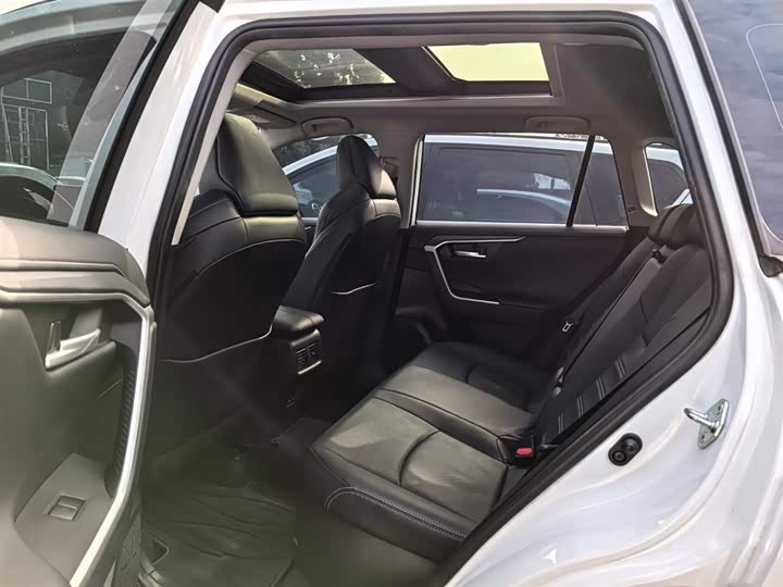 Фото 9 - Toyota Wildlander