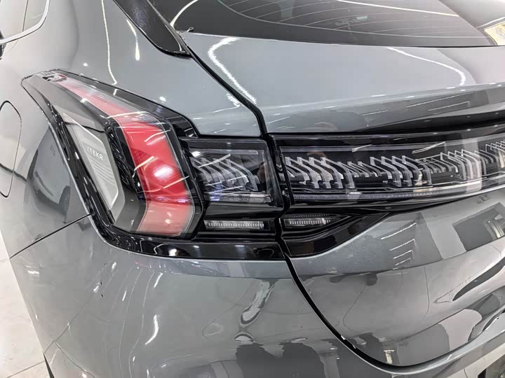 Фото 7 - Zeekr 001