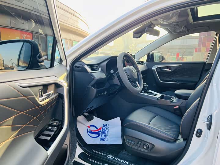 Фото 6 - Toyota RAV4