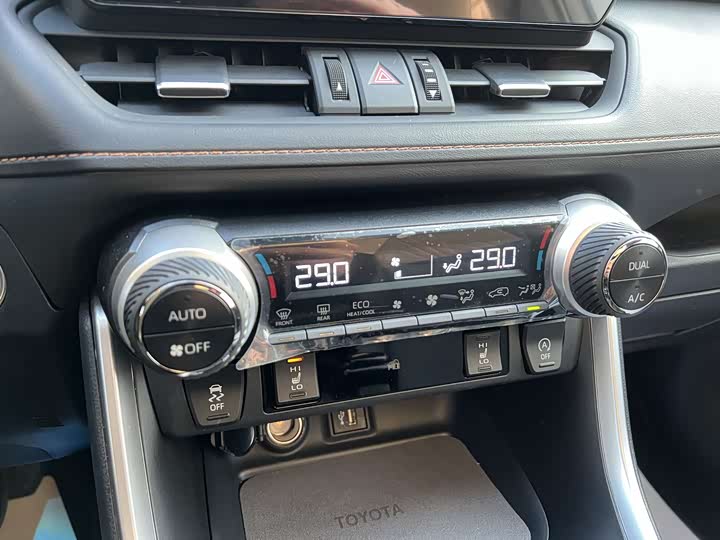 Фото 9 - Toyota RAV4