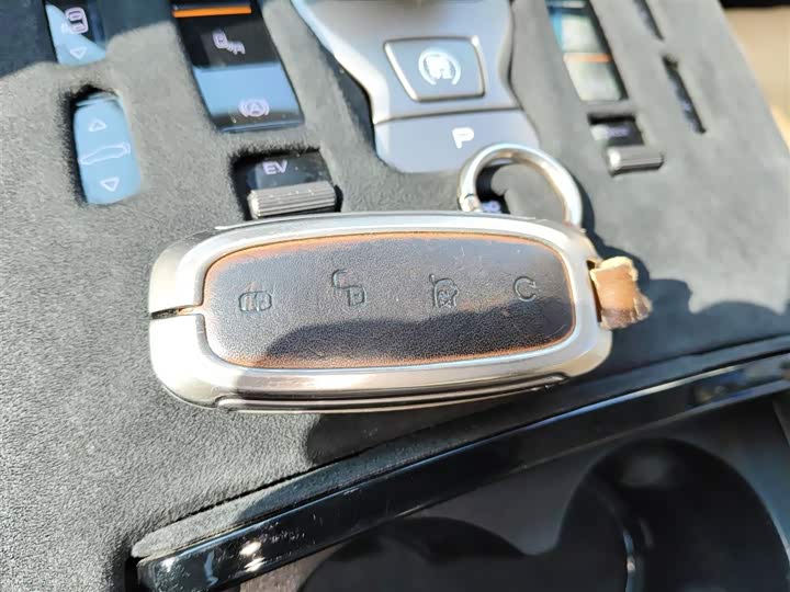 Фото 9 - Denza D9