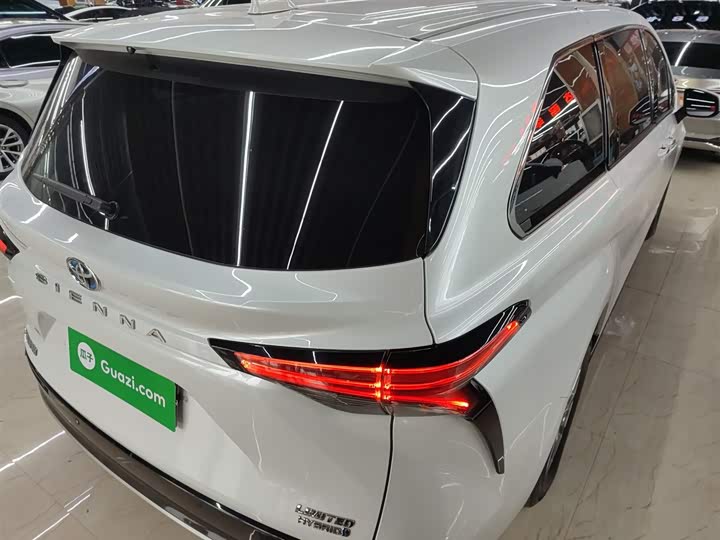 Фото 7 - Toyota Sienna