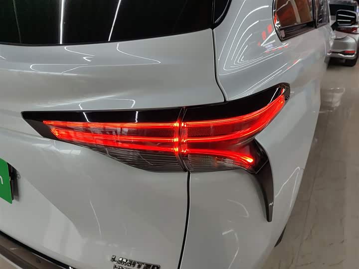 Фото 8 - Toyota Sienna