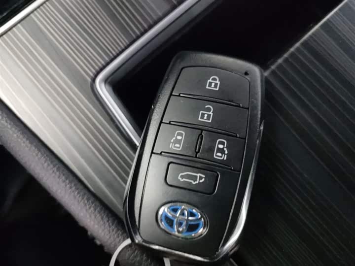 Фото 9 - Toyota Sienna