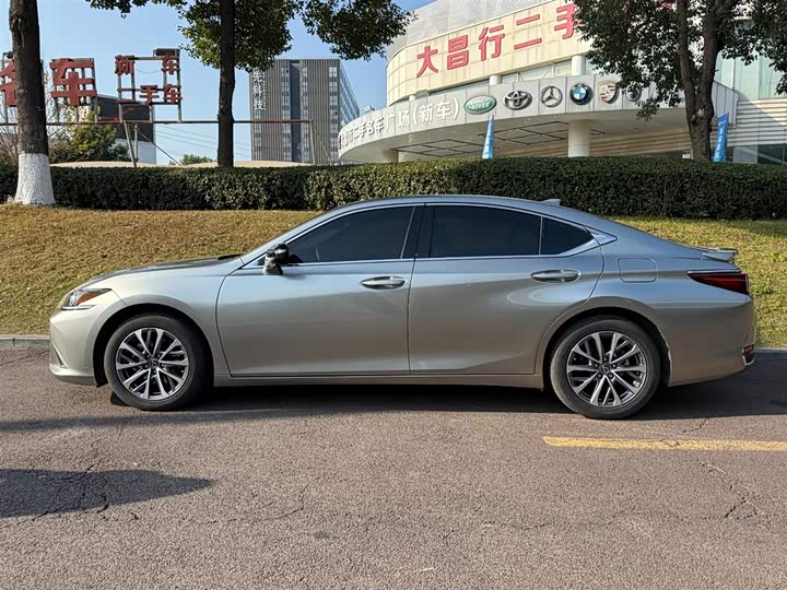 Фото 3 - Lexus ES