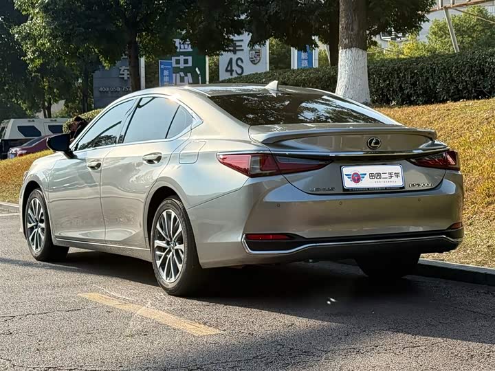 Фото 4 - Lexus ES