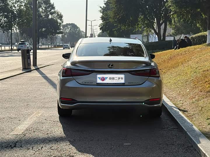 Фото 5 - Lexus ES