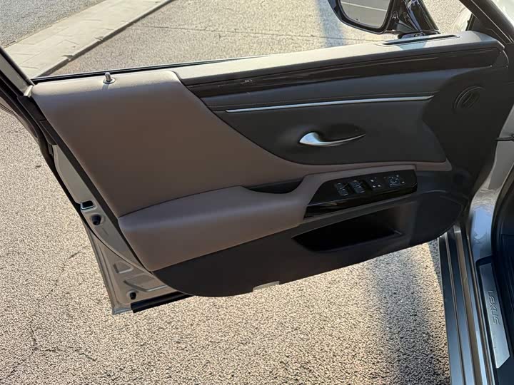 Фото 6 - Lexus ES