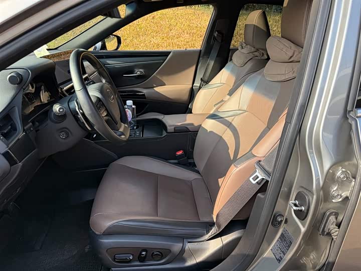 Фото 8 - Lexus ES