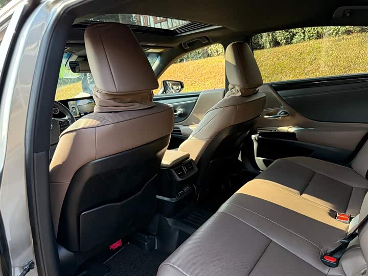 Фото 9 - Lexus ES