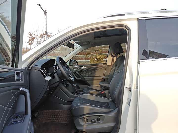 Фото 4 - Volkswagen Tiguan L Pro