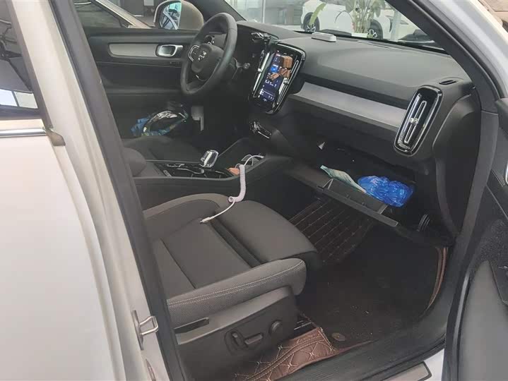 Фото 8 - Volvo XC40