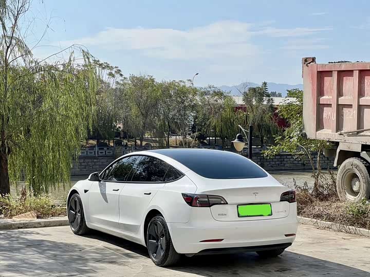 Фото 4 - Tesla Model 3