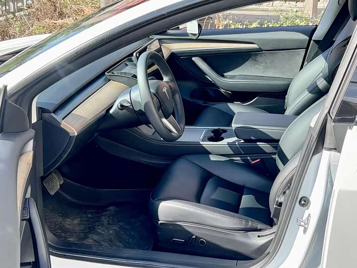 Фото 8 - Tesla Model 3