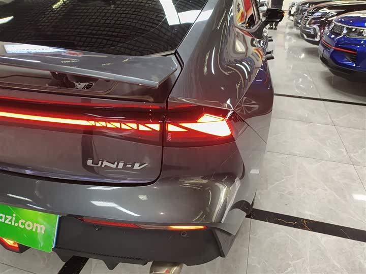 Фото 8 - Changan UNI-V