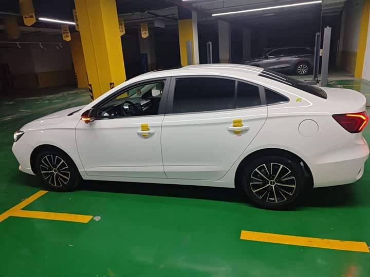 Фото 5 - Roewe i5