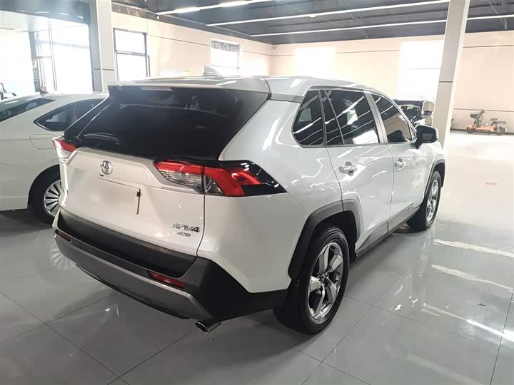 Фото 7 - Toyota RAV4