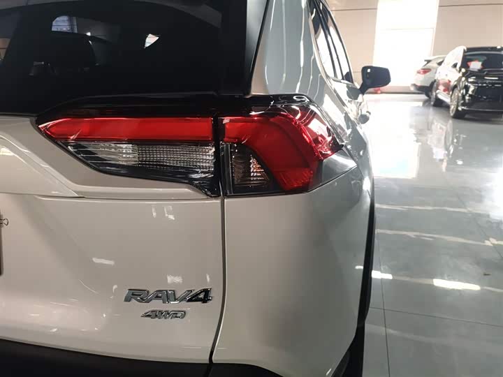 Фото 8 - Toyota RAV4